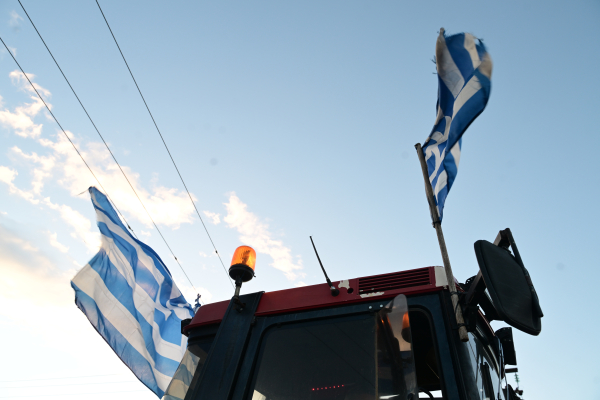 Οι αγρότες τραβούν στην άκρη τα τρακτέρ και λένε «ναι» στον διάλογο - Σε ποια σημεία παραμένουν τα μπλόκα
