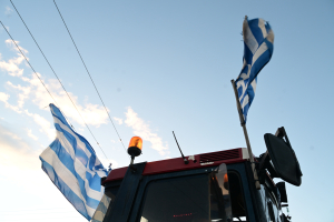Οι αγρότες τραβούν στην άκρη τα τρακτέρ και λένε «ναι» στον διάλογο - Σε ποια σημεία παραμένουν τα μπλόκα