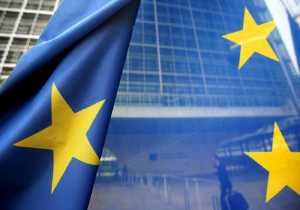Κομισιόν: H ευρωπαϊκή οικονομία ανακάμπτει, αλλά οι κίνδυνοι καραδοκούν