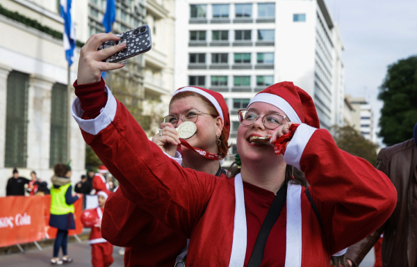 Athens Santa Run 2025: «Κοκκίνισε» η Αθήνα - Συμμετείχαν πάνω από 1.000 Αγιοβασίληδες (εικόνες)