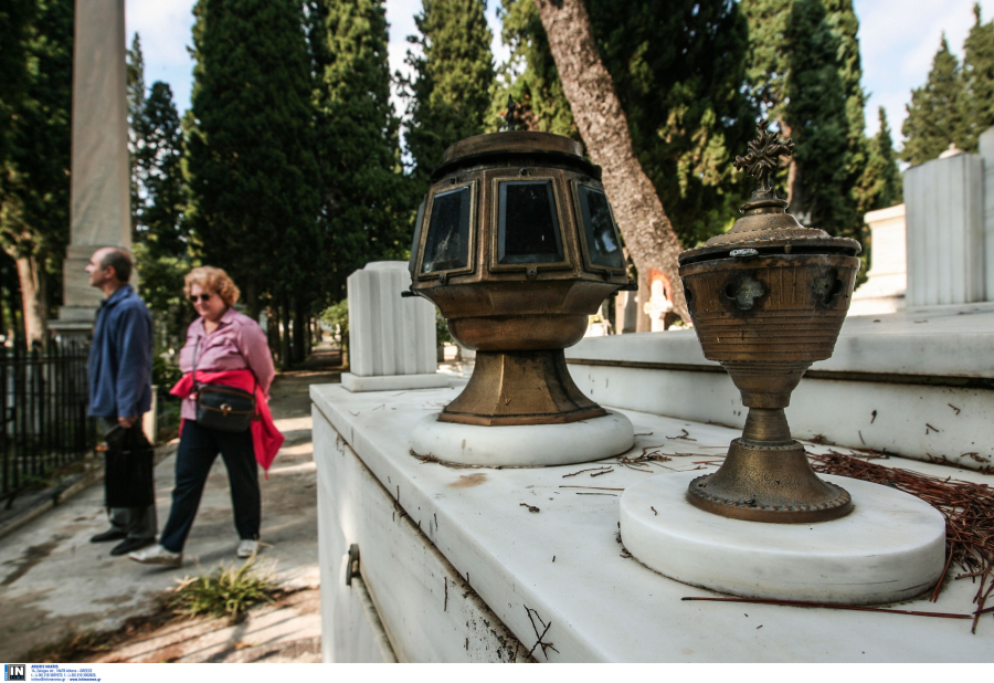 Θεσσαλονίκη: Χτύπησε τη νύφη του με μαρμάρινο σταυρό σε κηδεία