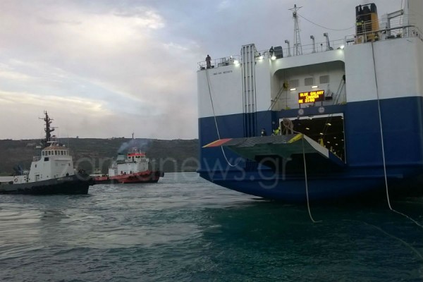 Με τη βοήθεια ρυμουλκών έδεσε το Blue Galaxy