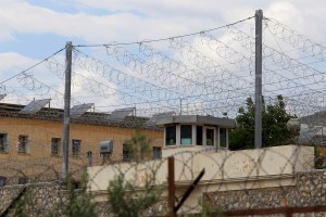 Κρατούμενος απέδρασε από τις φυλακές Κέρκυρας ανεβαίνοντας πανύψηλο αγκαθωτό τοίχο