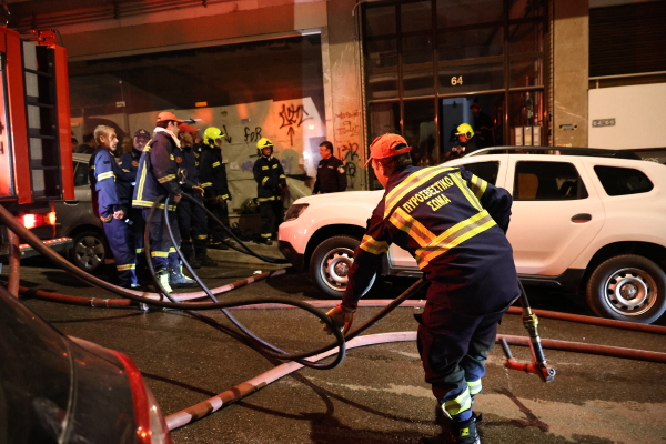 Φωτιά σε διαμερίσματα στο κέντρο της Αθήνας, χωρίς τις αισθήσεις μία γυναίκα