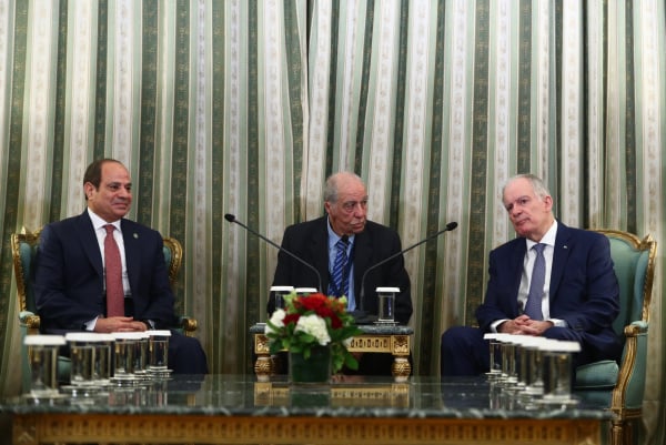 Έφτασε ο Αλ Σίσι στην Ελλάδα: Συνάντηση με Τασούλα, «βλέπει» Μητσοτάκη