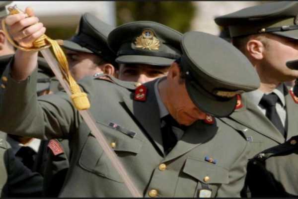 Κόντρα ΥΠΕΘΑ-Ποταμιού για το «άγιο» επίρραμμα στις στολές στρατιωτικών