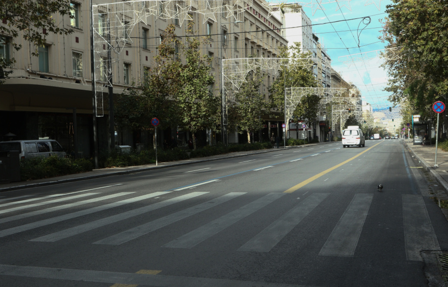 Έρημη πόλη η Αθήνα τα Χριστούγεννα: Εικόνες από το άδειο κέντρο