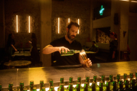 Στη νέα τηλεοπτική καμπάνια της Fischer πρωταγωνιστεί ο Αντίνοος Αλμπάνης