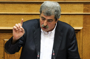Πολάκης: Χορεύει ζεϊμπέκικο με αναμμένο τσιγάρο σε εκδήλωση του ΣΥΡΙΖΑ (vid)