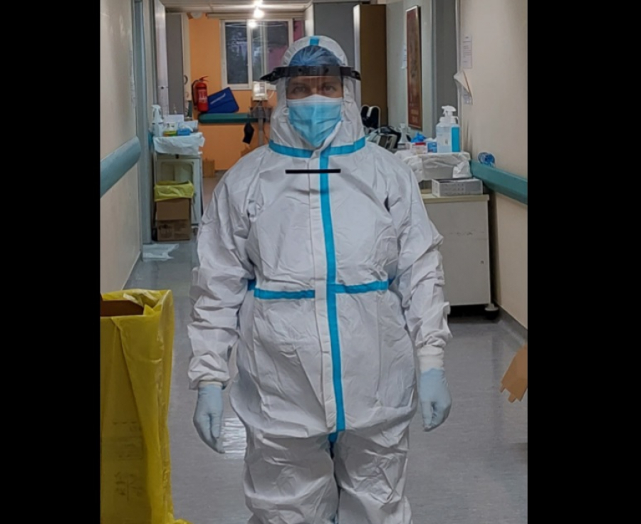 Κορονοϊός: Συγκλονίζει η νοσηλεύτρια που έγινε viral, «έσταζα από τον ιδρώτα, έγραψα αυτό που βίωσα»