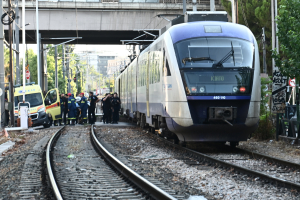 Κολωνός: Τρένο του προαστιακού παρέσυρε και σκότωσε πεζό
