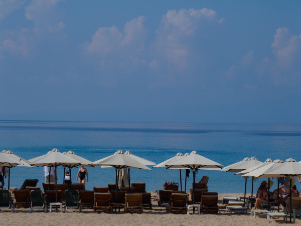 Κορονοϊός: Θα μπορέσουμε να κάνουμε μπάνιο το καλοκαίρι; τι ισχύει με το ιό και το θαλασσινό νερό