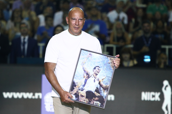 Νίκος Γκάλης: Δάκρυα από τον «θεό» του ελληνικού μπάσκετ και αποθέωση στο ΟΑΚΑ, αποσύρθηκε η φανέλα του