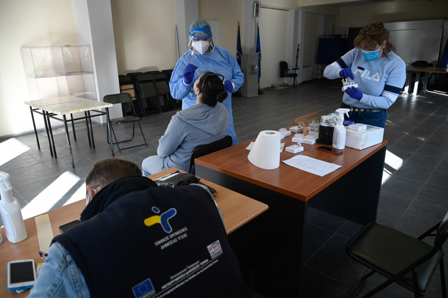 Στα 1.530 τα νέα κρούσματα στην Αττική, 471 στη Θεσσαλονίκη, ο χάρτης διασποράς