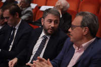 Σε κινούμενη άμμο η προοδευτική αντιπολίτευση