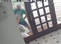 Παλαιό Φάληρο: Επίθεση σε γυναίκα έξω από το σπίτι της μέρα μεσημέρι – «Με άρπαξε και με πέταξε κάτω» (Βίντεο)