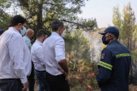 Στο σημείο της πυρκαγιάς ο Πρωθυπουργός - «Τα δύσκολα είναι μπροστά μας, παραμένουμε σε εγρήγορση» (βίντεο, εικόνες)