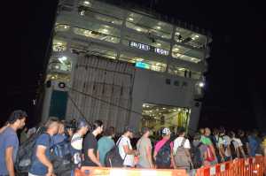 Η κυβέρνηση ναυλώνει πλοίο για να μεταφέρει τους μετανάστες απο τα νησιά