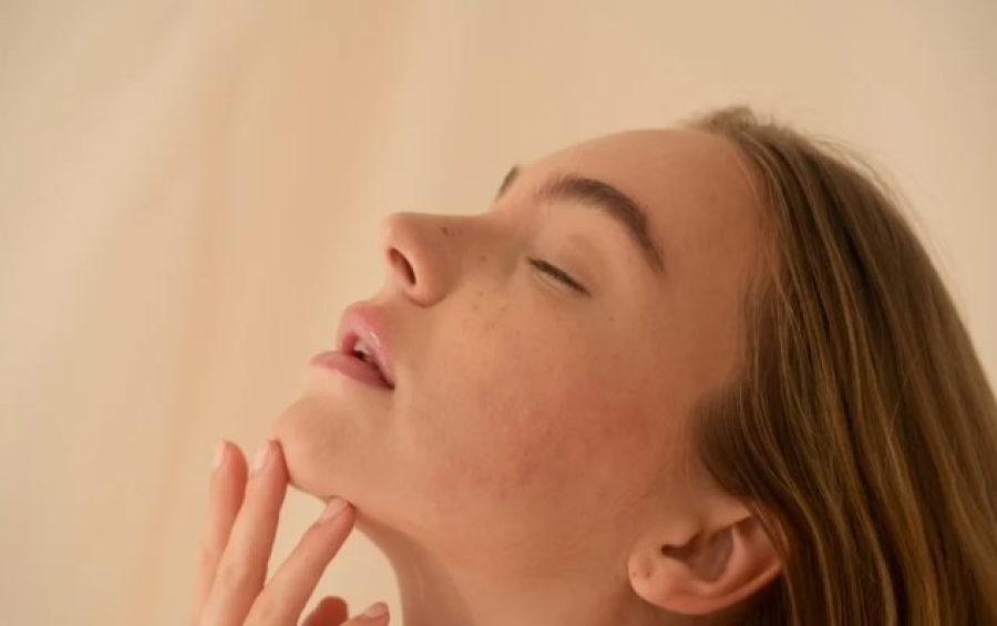 Πεπτίδια: Το ενεργό συστατικό που επιβραδύνει τη γήρανση του δέρματος