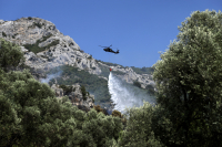 Μεγάλη φωτιά στη Χειμάρρα - Κάηκαν σπίτια, απομακρύνονται κάτοικοι (Βίντεο)