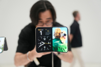 Η Samsung τρολάρει την Apple για το νέο iPhone Duo: «Μας αντιγράψατε»