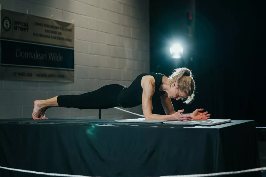 Έκανε «σανίδα» για 4,5 ώρες και πέτυχε ρεκόρ Γκίνες