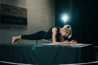 Έκανε «σανίδα» για 4,5 ώρες και πέτυχε ρεκόρ Γκίνες