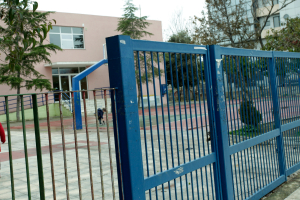 Κυψέλη: Για δύο κακουργήματα κατηγορείται η 16χρονη μετά την επίθεση με μαχαίρι σε συμμαθήτρια της