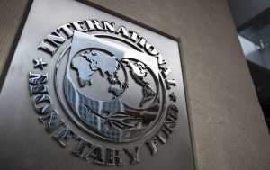 Το ΔΝΤ δεν ξέρει τι λέει ή το εγχώριο επιχειρηματικό λόμπι παίζει το χαρτί των ομαδικών απολύσεων;