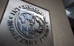 Το ΔΝΤ δεν ξέρει τι λέει ή το εγχώριο επιχειρηματικό λόμπι παίζει το χαρτί των ομαδικών απολύσεων;