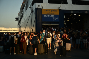 Όπου φύγει - φύγει οι εκδρομείς, γεμάτα πλοία και ΚΤΕΛ για τις καλοκαιρινές διακοπές