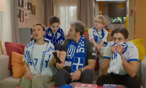 Οι «Τρομεροί γονείς» κάνουν πρεμιέρα και παρακολουθούν την Εθνική Ελλάδος