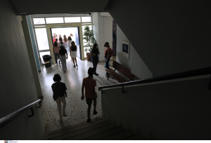 Εκτός ελέγχου η βία στα σχολεία: Εγκλώβισαν 12χρονο σε φρεάτιο, «άφαντη» η διευθύντρια