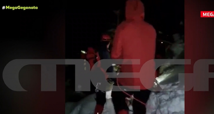 Βίντεο ντοκουμέντο με την προσπάθεια των διασωστών να μεταφέρουν τις σορούς των 3 ορειβατών