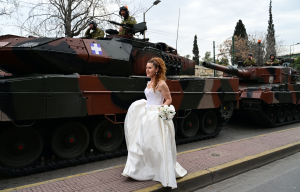 25η Μαρτίου: Νύφη ποζάρει μπροστά από τα άρματα πριν την παρέλαση (εικόνες)