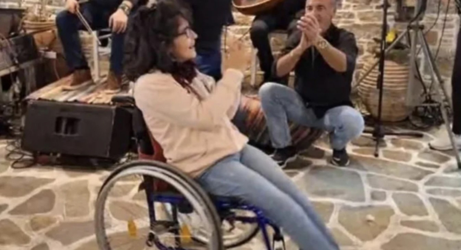 Συγκινητικό βίντεο στην Αμοργό: Κορίτσι χορεύει μπάλο σε αμαξίδιο