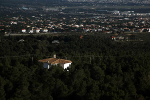 Στη Βουλή η τροπολογία για τη δόμηση σε οικισμούς με έως 2000 κατοίκους