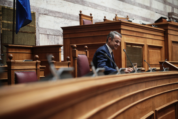 «Μετεξεταστέος στα οικονομικά, άριστος στις αλχημείες ο Μητσοτάκης» - Οι αντιδράσεις της αντιπολίτευσης