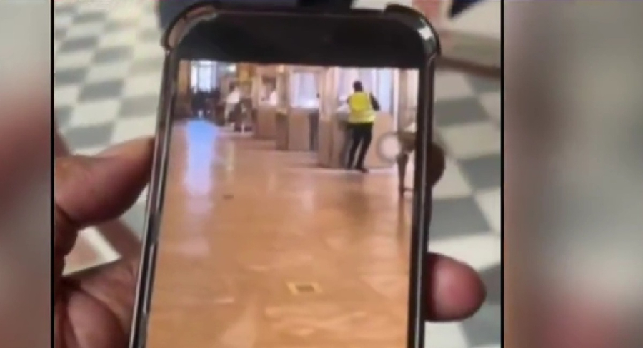 Λούβρο: Οι πρώτες εικόνες από τη κινηματογραφική ληστεία στο μουσείο (βίντεο)