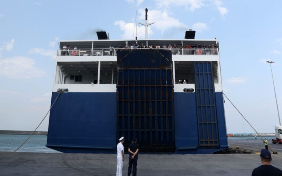 Πήγε να μπει στο πλοίο με άλμα με skateboard ενώ ανέβαινε ο καταπέλτης, η παρέμβαση του καπετάνιου