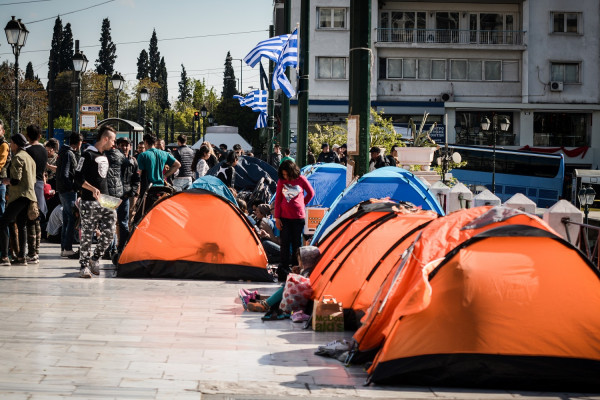 ΥΜΕΠΟ: Συνεχίζουμε την προσπάθεια να πείσουμε τους πρόσφυγες να εκκενώσουν την πλατεία Συντάγματος