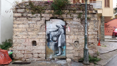 Mια ζωγραφισμένη γυναίκα «κερνάει» νερό τους περαστικούς στην Άνω Πόλη της Θεσσαλονίκης