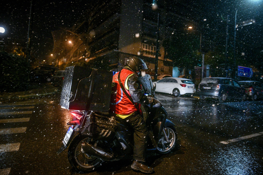 Efood: Έδωσε μπόνους 70% εν μέσω κακοκαιρίας και το μάζεψε άρον - άρον (Εικόνες)