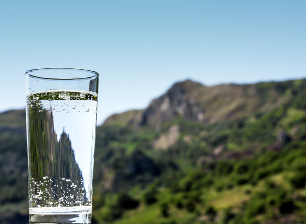 Καθαρό νερό: Πώς ενισχύει τον μεταβολισμό και πώς μπορείτε να το έχετε κάθε μέρα στο ποτήρι σας
