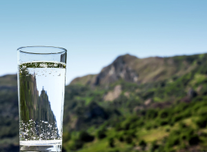 Καθαρό νερό: Πώς ενισχύει τον μεταβολισμό και πώς μπορείτε να το έχετε κάθε μέρα στο ποτήρι σας