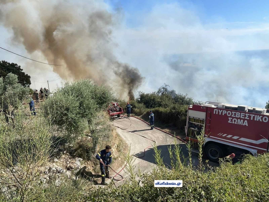 Φωτιά στην Κεφαλονιά: Χωρίς ενεργό μέτωπο, μάχη με τις διάσπαρτες εστίες