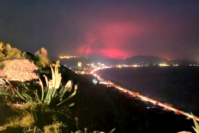 Δύσκολη νύχτα στη Ρόδο: Μαίνεται η φωτιά, νέο μήνυμα ετοιμότητας από το 112 - Εκκενώθηκαν οικισμοί (βίντεο)