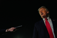 «100% θα επιβάλλω δασμούς» επιμένει ο Τραμπ: «Αφήστε την Γροιλανδία κι ασχοληθείτε με την Ουκρανία»