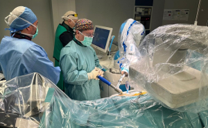 Πρώτη εφαρμογή ολικής αρθροπλαστικής ισχίου με το ρομποτικό σύστημα Rosa στο Metropolitan General