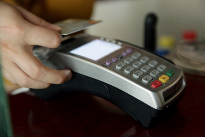 Στροφή στις ψηφιακές πληρωμές, με κάρτα ακόμη και πληρωμές κάτω από δύο ευρώ